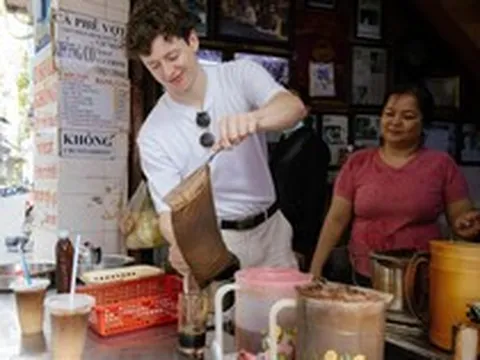 Gọi “cà phê sữa” nhưng nói nhầm 1 dấu, khách Tây được nhân viên nhiệt tình chỉ đường đến chợ hải sản