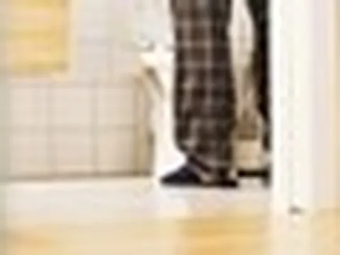 Đi tiểu nhiều bọt có phải suy thận?