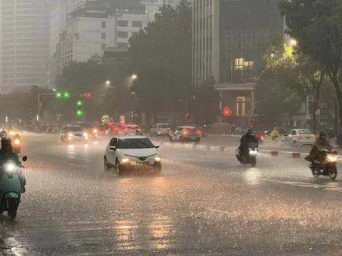 Không khí lạnh tràn xuống miền Bắc, Hà Nội có mưa dông dữ dội