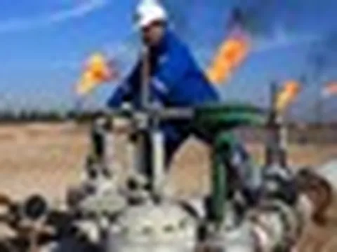 Quốc gia xuất khẩu hàng tỷ thùng dầu mỗi năm thông báo đại hạ giá dầu với điều kiện không tưởng: Người mua phải tự đi qua eo biển Hormuz nhận hàng