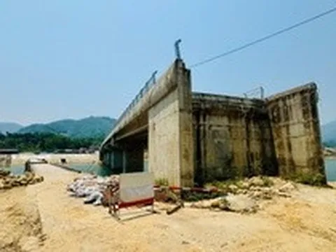 Cầu gần 80 tỉ đồng xây xong "mỏi mòn" chờ đường dẫn