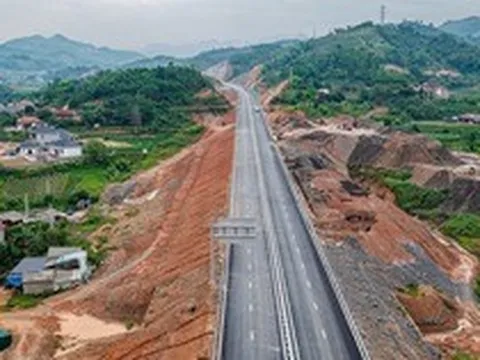 Huy động 2.600 người, 1.200 thiết bị cho dự án cao tốc dài 60km, liên danh Đèo Cả chỉ còn hơn 1 tuần để hoàn thành đoạn tuyến quan trọng