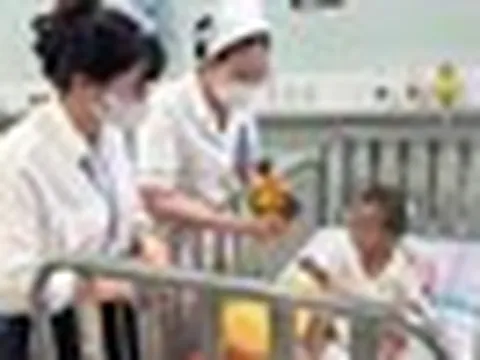 Những hình ảnh mới nhất tại bệnh viện của em bé 2 tuổi bị bạo hành nghiêm trọng
