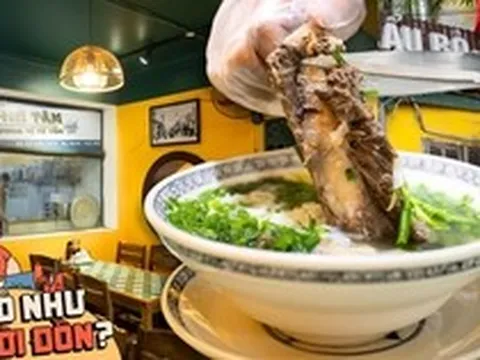 Ăn thử phở người Hàn giá 200.000 đồng ở Liễu Giai, khách tự cầm kéo gỡ sườn bò ngay tại bàn