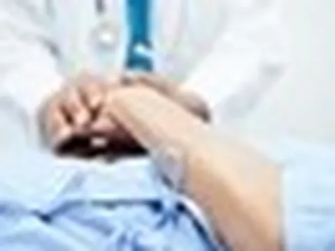 Bức ảnh khiến bác sĩ lặng người: Phía sau là câu chuyện nghẹn lòng