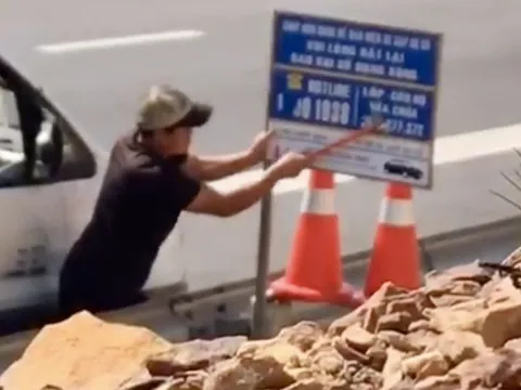 Đơn vị quản lý đề nghị xử lý người đàn ông phá hoại biển thông tin trên cao tốc