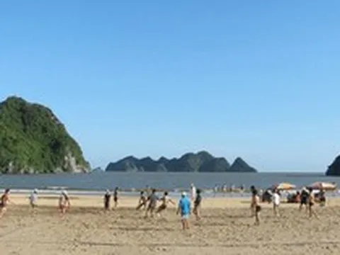 Ngoài Cát Cò, Cát Bà còn có 1 bãi biển rộng, nước êm: Nhiều người chưa biết tên