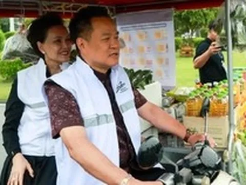 Thủ tướng Thái Lan bất ngờ lái xe ba bánh bán rong: Hơn 4 triệu hộ gia đình sắp nhận tin vui lớn