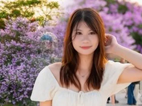 Cứ sau 3 giờ chiều, một góc phố ở Hà Nội lại đông kẹt cứng vì 1 cây hoa