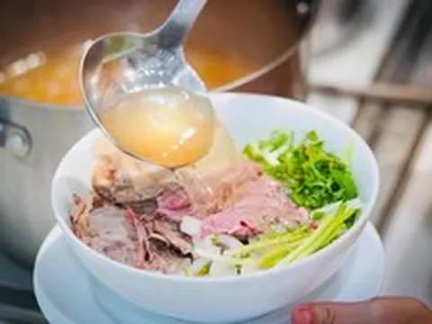 Lời khuyên đến những người có thói quen uống cạn nước phở