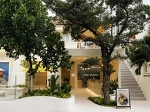 Một thương hiệu xa xỉ "take over" nguyên quán cafe ở TP. HCM, mang hẳn mô hình túi khổng lồ đến để các fashionista tha hồ sống ảo