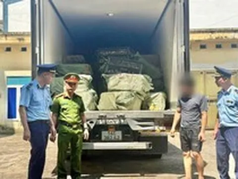 Phát hiện xe tải màu xám lạ, công an Việt Nam lập tức theo dõi giám sát