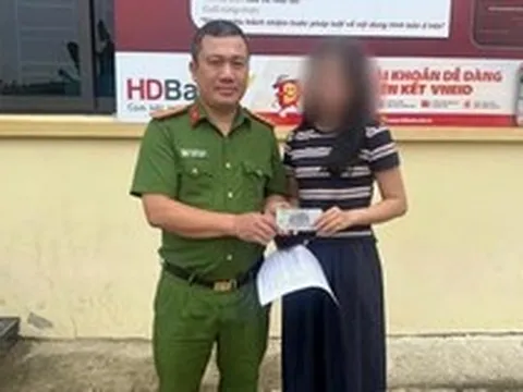 Cô gái trẻ lập tức rút toàn bộ số tiền được chuyển khoản, mang đến trụ sở công an
