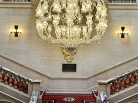 100 triệu đổi lấy trải nghiệm tại 2 khách sạn đắt nhất London mà vẫn phải kiễng chân mới có view đẹp