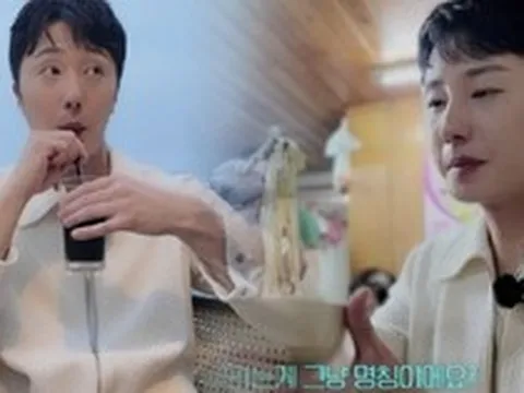 Khách Hàn nổi tiếng toàn thế giới dạo Hồ Gươm, tỉnh cả ngủ vì lỡ gọi trúng món đặc sản siêu nặng đô