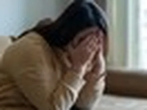 Cô gái 23 tuổi ở TP.HCM bật khóc khi có phản ứng với giang mai: "Người yêu em là PT mà..."