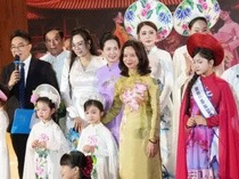 Chạy mưa dựng lại sân khấu trong 3 tiếng, NTK Cao Thu Vân vẫn kể trọn "Miền ký ức" bằng áo dài