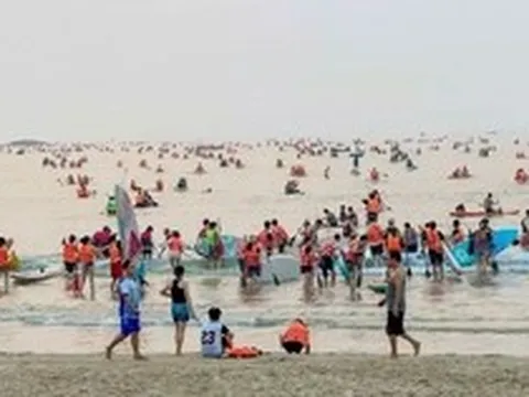 Chen chúc chèo SUP trên biển Đà Nẵng