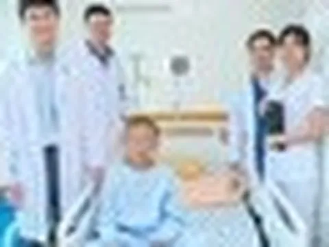 Tiến bộ y học: Mổ não bé trai 12 tuổi trong lúc bệnh nhi vẫn tỉnh táo