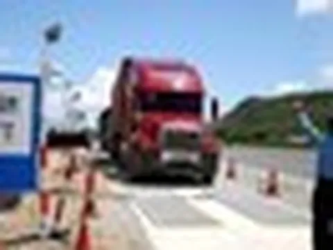 Phát hiện xe tải lạ, công an Việt Nam lập tức theo dõi giám sát, kiểm tra