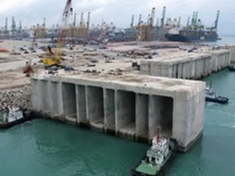 448 khối bê tông khổng lồ nặng 15.000 tấn chìm xuống nước, dự án rộng hơn 3.000 sân bóng đá lập kỷ lục mới