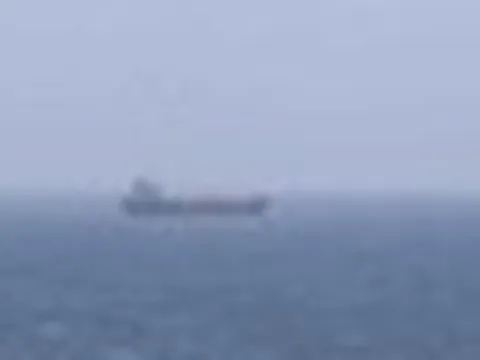 Mỹ lên tàu dầu Iran kiểm tra, eo biển Hormuz nóng rực