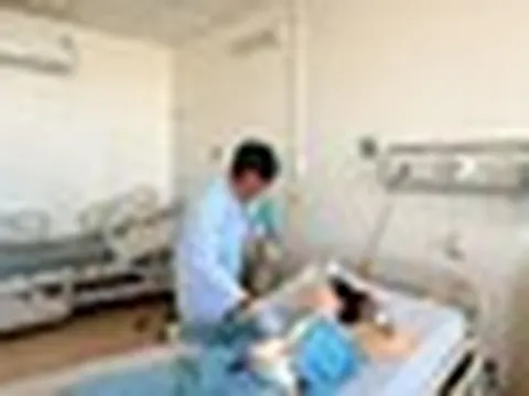 Kịch tính: Bác sĩ dùng ngón tay bịt lỗ thủng tim đang tuôn máu, bất chấp không chữ ký cam đoan