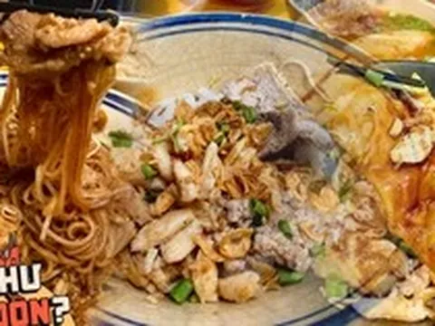 Thử bánh canh cua trộn khô tại Phú Nhuận: Không chan nước nhưng vẫn hút khách nhờ phần sốt cua đặc biệt