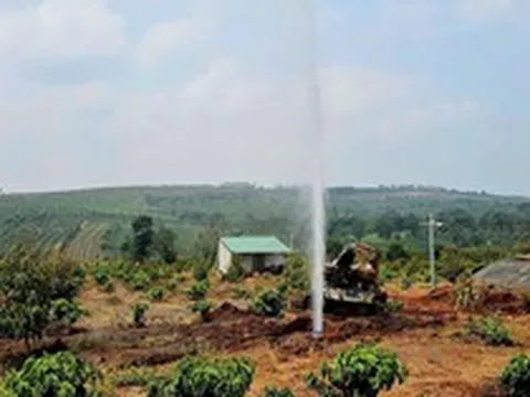 Đào đất, người dân Việt Nam phát hiện cột khí kèm nước phun cao 15m, chuyên gia lập tức vào cuộc