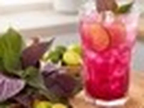 Món nước màu hồng hồng đang hot rần rần MXH: Làm từ loại lá dân dã có đầy ở Việt Nam, liệu có tốt như lời đồn?