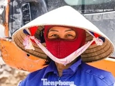 Nóng như đổ lửa, công nhân vẫn bám trụ trên đại công trường