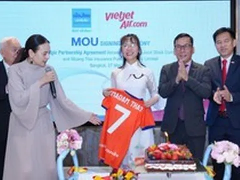 Tiến sĩ Nguyễn Thị Phương Thảo bắt tay Madam Pang