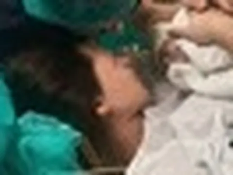 Người mẹ 32 tuổi mới sinh đã nhiễm trùng huyết suýt chết: "Bác sĩ cũng nói tôi chỉ đau vai do bế em bé nhiều"