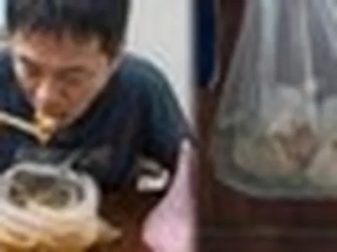 Người đàn ông phát hiện mắc ung thư hạch, nồng độ chất dẻo trong cơ thể cao ngất ngưởng vì 1 thói quen đi chợ nhiều người Việt mắc phải