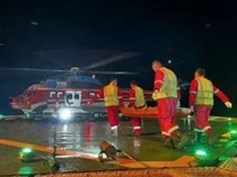 Nghẹt thở pha điều trực thăng cứu ngư dân chấn thương sọ não từ giàn khoan tỷ đô của Việt Nam