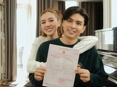 Nam ca sĩ trước làm phụ xe, giờ nổi tiếng ai cũng biết, sống bên vợ kém 17 tuổi trong cơ ngơi 20 tỷ đồng giữa TP.HCM