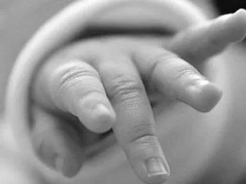 Bé gái 2 tuổi tử vong sau khi kêu đau họng, mẹ "khóc ngất" khi biết lý do