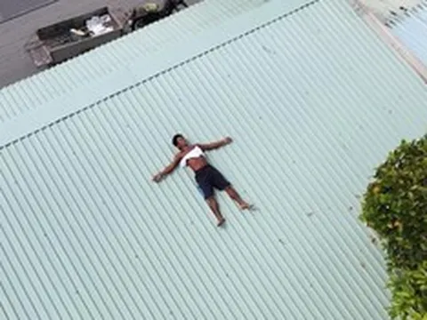 Dị nhân miền Tây thích “nướng người” trên mái tôn giữa trưa 40 độ khiến cộng đồng mạng phát "sốt"