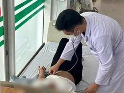 Choáng váng do trời nắng gắt, nam shipper đâm vào ô tô