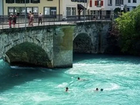 Cảnh tượng tan làm đỉnh nhất thế giới: Không tốn tiền đổ xăng, người dân đồng loạt ôm túi chống nước nhảy xuống sông bơi về nhà