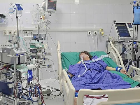 Người phụ nữ 43 tuổi nguy kịch sau 5 ngày ho, sốt