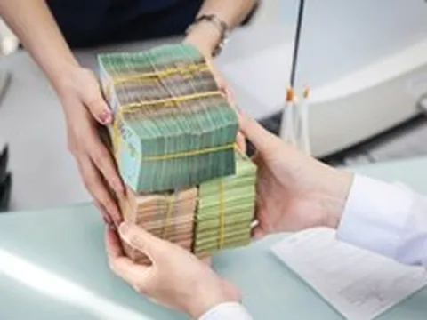 Nhân viên một ngân hàng chào lãi suất tiết kiệm gần 9%/năm dù chỉ niêm yết mức tối đa hơn 6%
