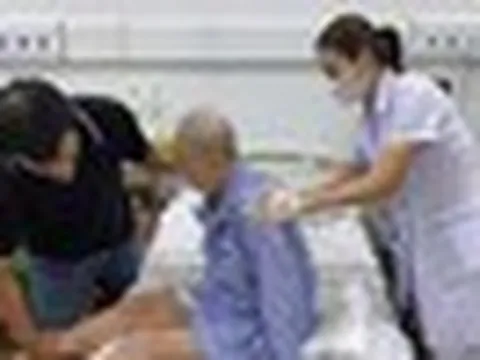Mắc thủy đậu tự điều trị tại nhà, người già viêm não, người trẻ suy hô hấp