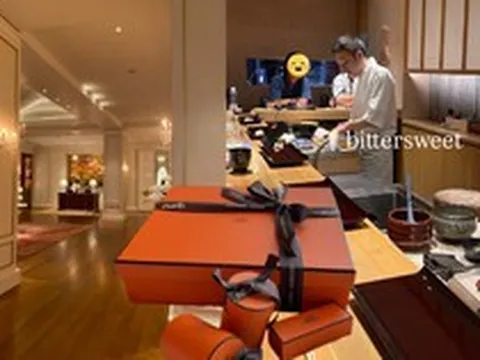 Trend "phông bạt" mới của giới trẻ: Mua ảnh ngồi hạng thương gia, đi Park Hyatt Saigon, ăn omakase, giá 10k/chiếc