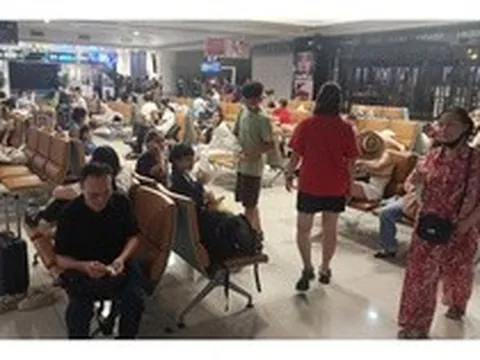 Hành khách chờ ở Nội Bài 3 tiếng, về Hải Phòng lúc hơn 3 giờ sáng vì diều tại sân bay Cát Bi