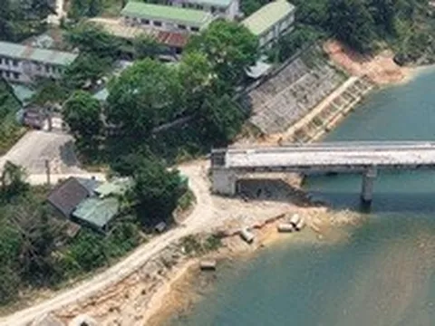 Cầu xây xong nằm chơi vơi giữa sông, dân không thể qua lại vì thiếu đường dẫn