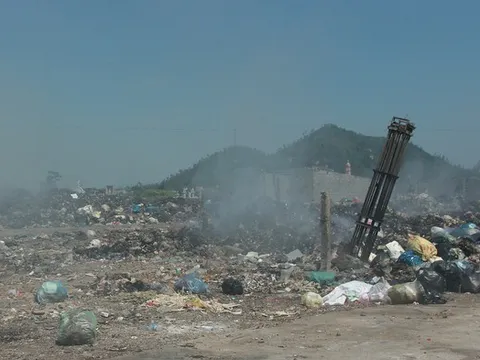Bãi rác cháy âm ỉ nhiều ngày, người dân khốn khổ vì khói độc và mùi hôi