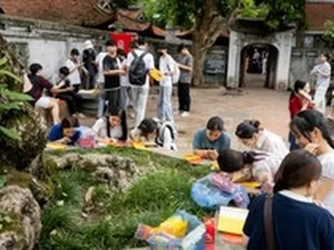 Cảnh tượng mỗi năm chỉ có đúng một lần tại Văn Miếu - Quốc Tử Giám trước giờ G thi tốt nghiệp THPT