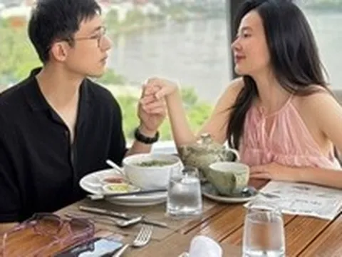 Midu mặc váy rộng thùng thình bên chồng thiếu gia, thay đổi 1 thứ giống mẹ bỉm