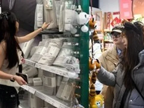 Khách chán mua đồ online vì vừa mất tiền vừa bực: Thương hiệu cao tay mở cửa hàng 6.000m2, khách đến xem rồi về đặt online cũng được